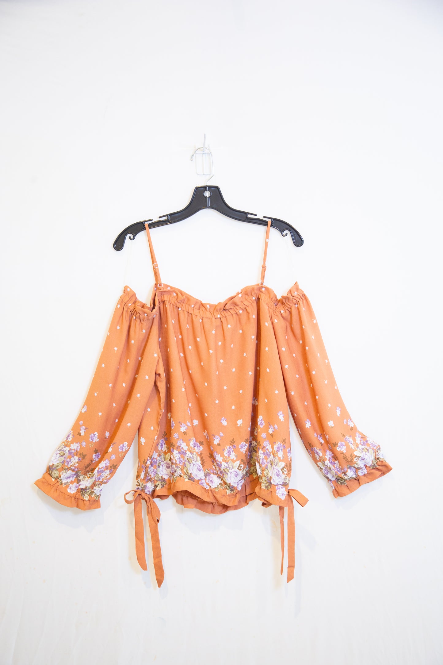 Blusa naranja con flores